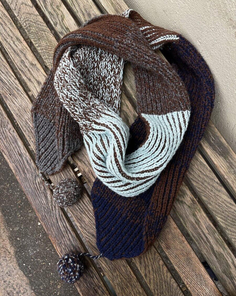 Liggebillede af brunt og lyseblåt Structure Scarf