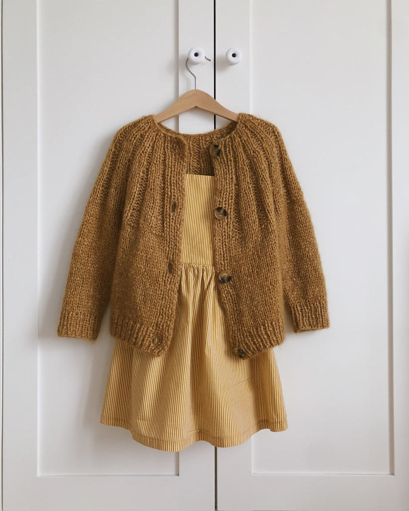 Okkerfarvet Sunday Cardigan Junior på bøjle