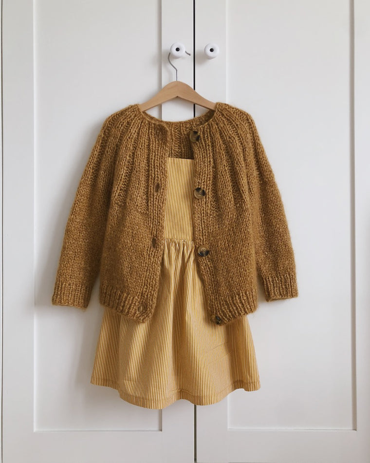 Pige iført okkerfarvet Sunday Cardigan Junior
