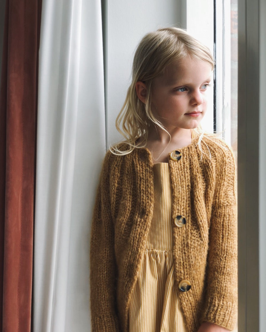 Pige iført okkerfarvet Sunday Cardigan Junior