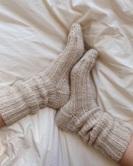 Closeup af fødder med hvide Sunday Socks