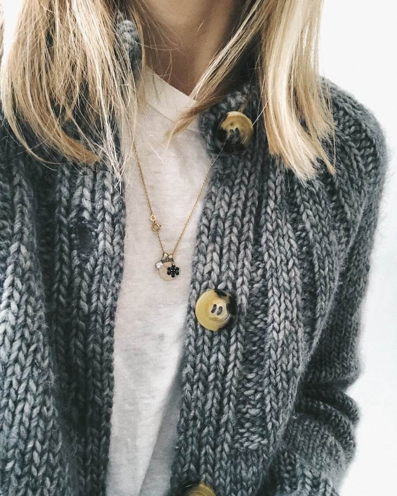 Kvinde iført grå Sunday Cardigan