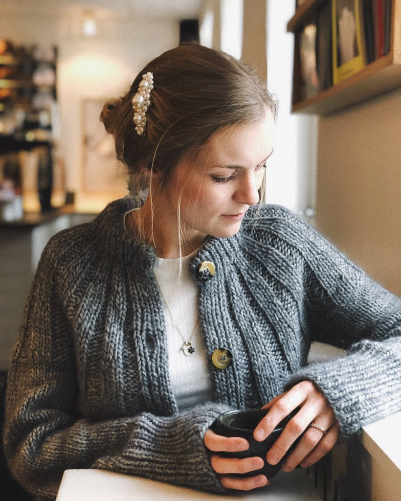 Kvinde iført grå Sunday Cardigan