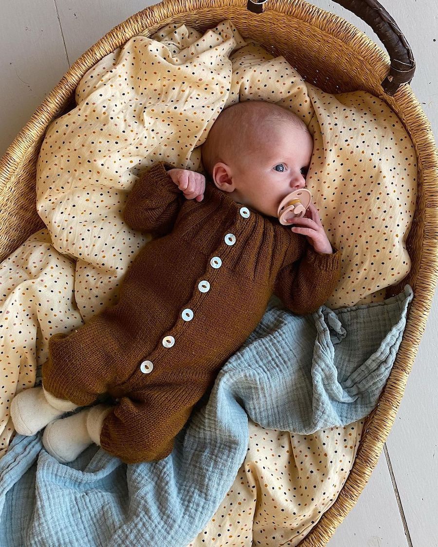 Baby iført brunt Sunday Suit 