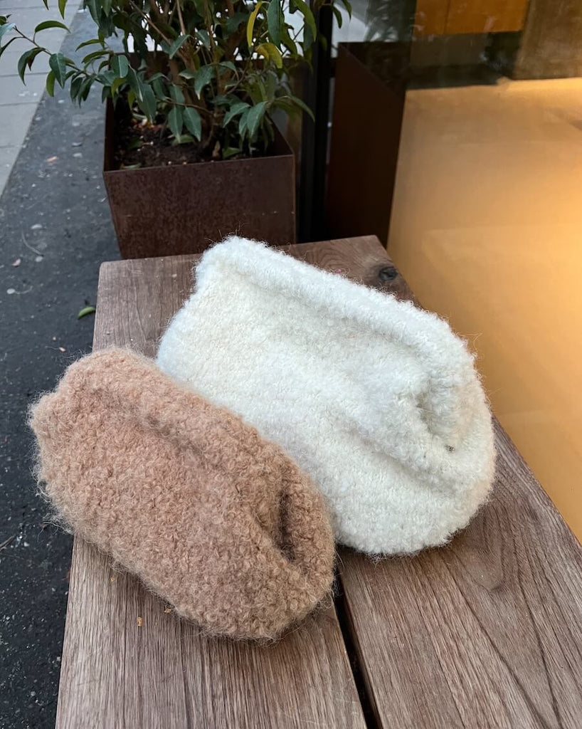 To Teddy Clutches på bænk