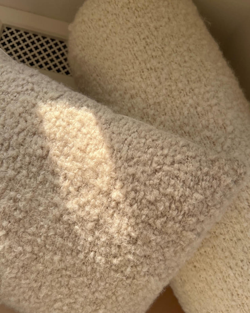 Hvid Teddy Pillow og hvid Teddy Pøllepude på bænk