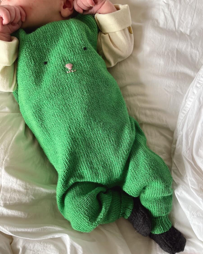 Baby iført grønne Teddy Pants 