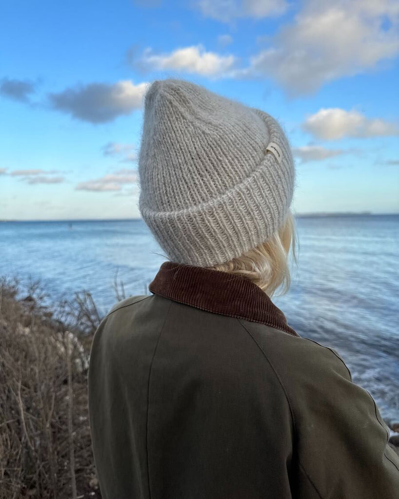 Kvinde iført grå Weekend Hue set bagfra