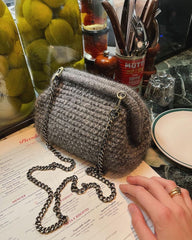 Winter Clutch med kæde på bord