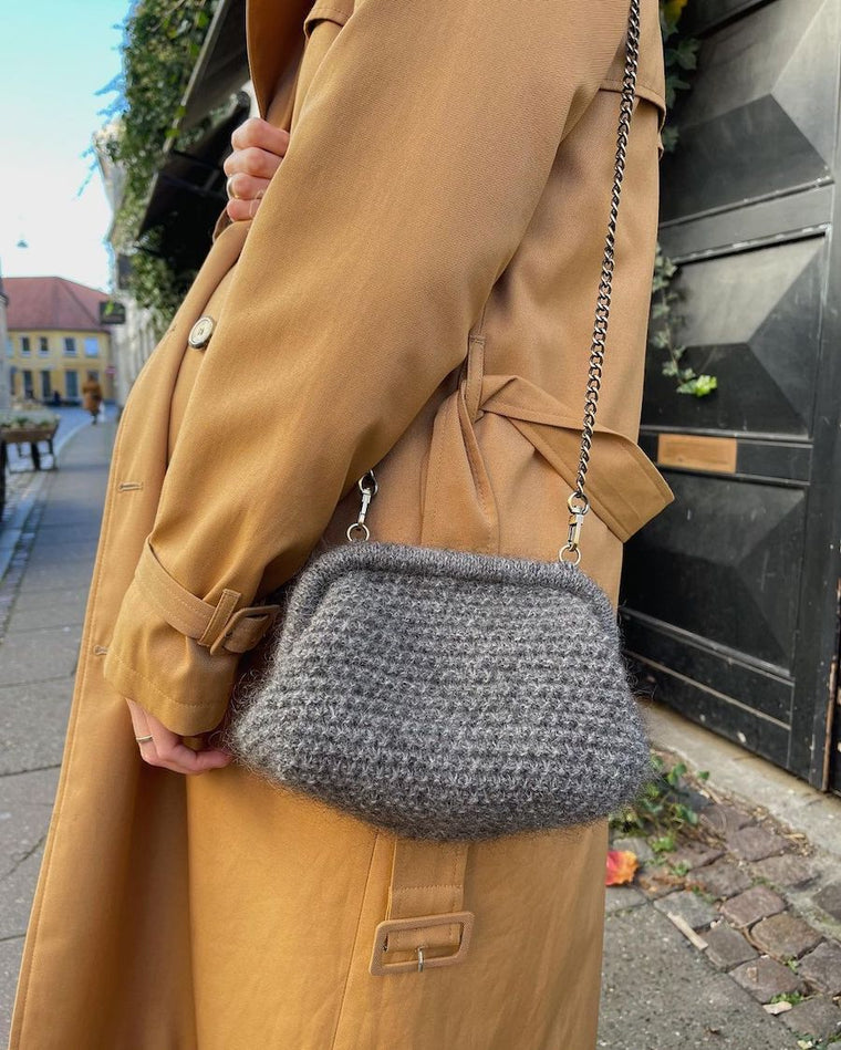 Lysegrå Winter Clutch hængende på billede