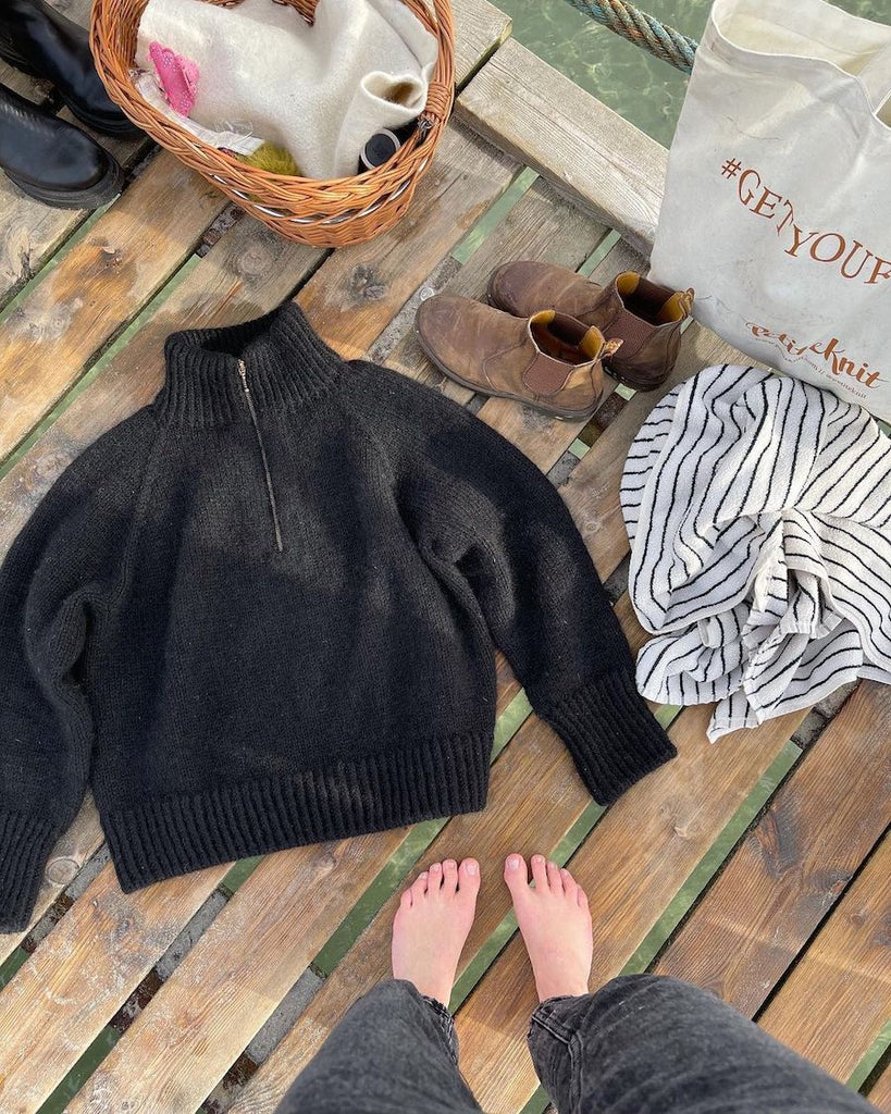 Sort Zipper Sweater på badebro