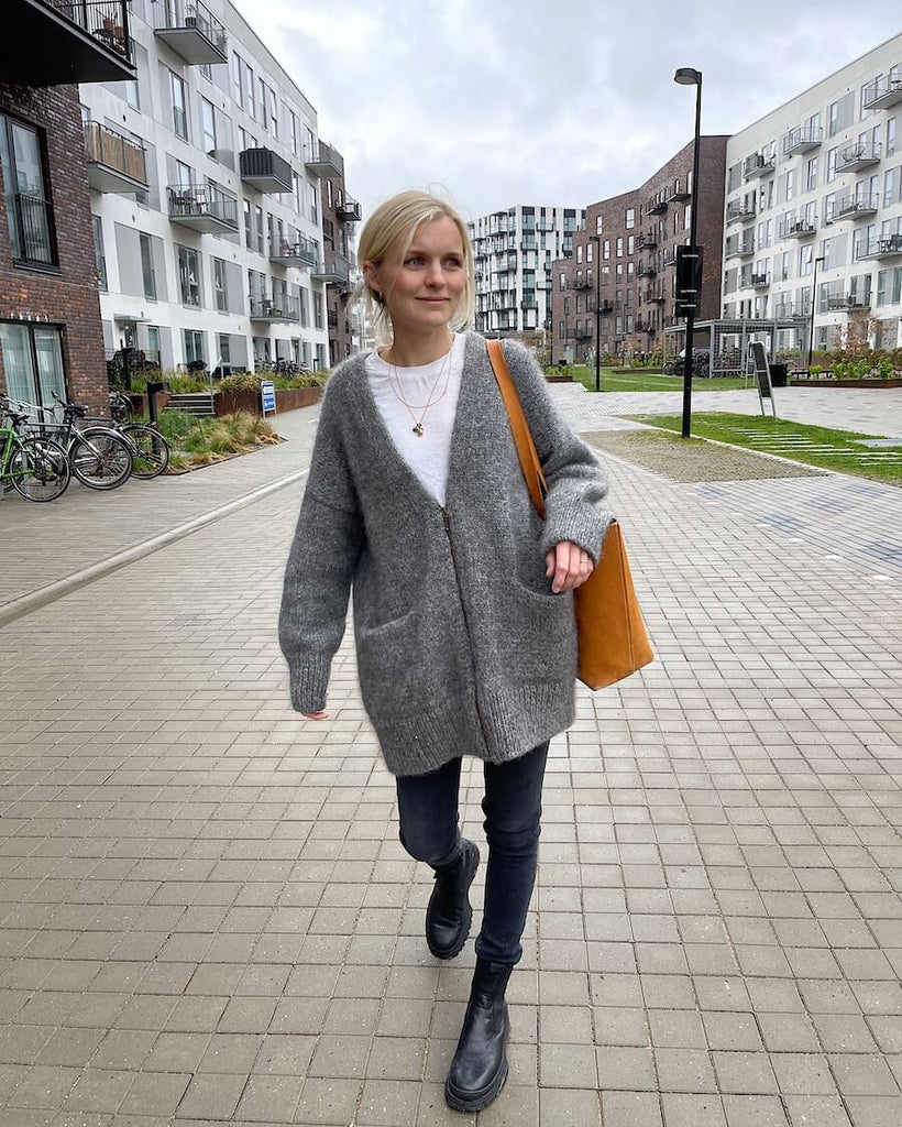 Kvinde iført grå Zipper Jacket