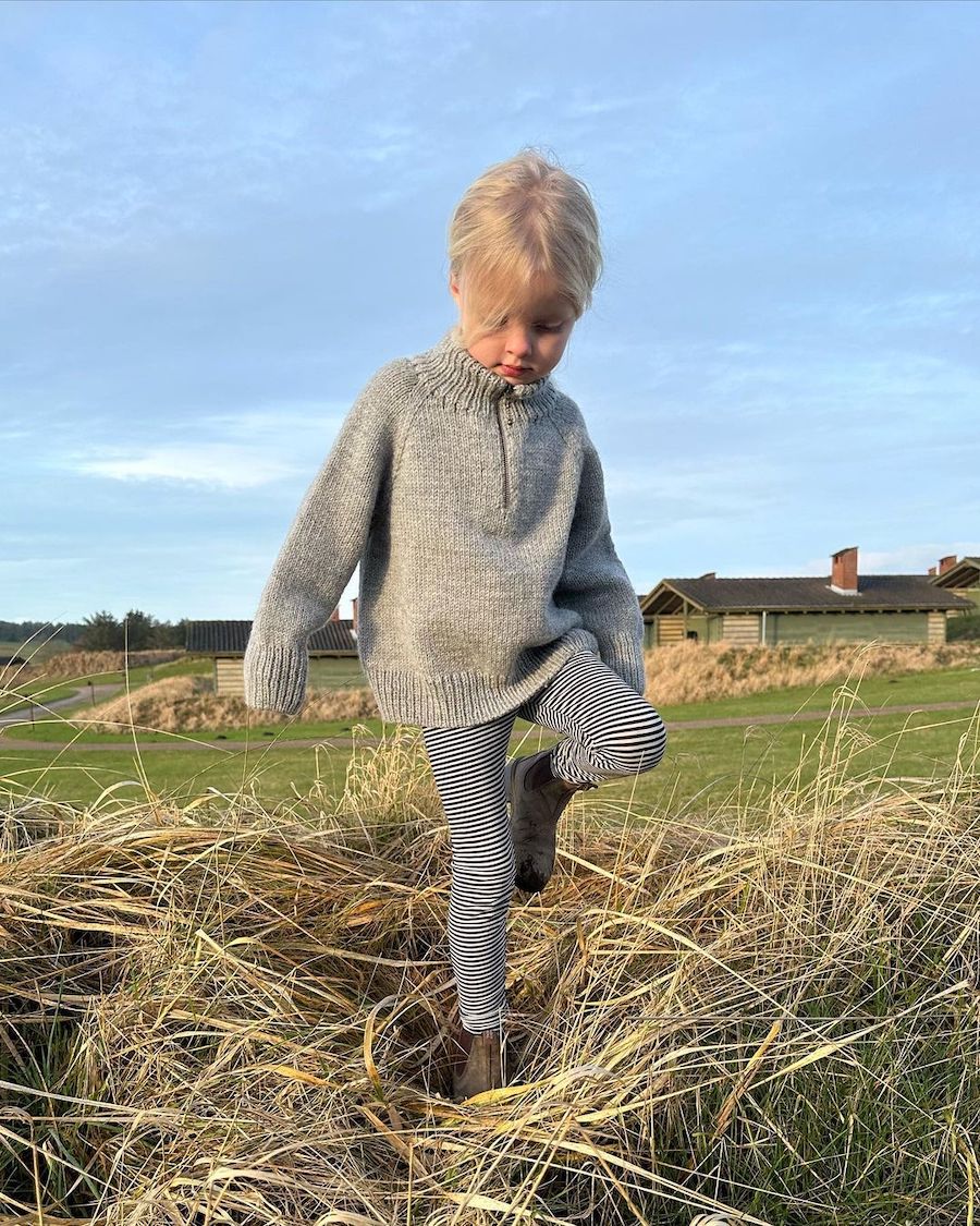 Pige iført lysegrå Zipper Sweater Light - Junior